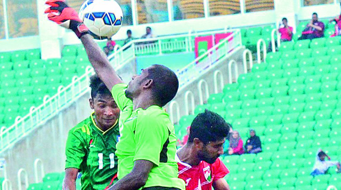 Action during the SAFF Cup match between Bangladesh and The Maldives in Thiruvananthapuram. The Maldives won 3-1. (Photo: PEETHAMBARAN PAYYERI) Action during the SAFF Cup match between Bangladesh and The Maldives in Thiruvananthapuram. The Maldives won 3-1. (Photo: PEETHAMBARAN PAYYERI)
